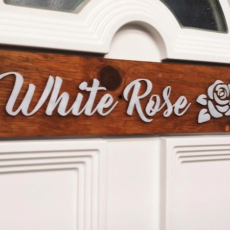 Appartamento White Rose Studio Basement Budapest Esterno foto